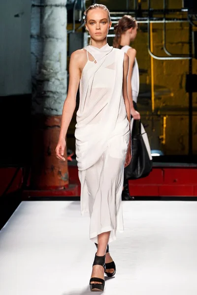 Look 10